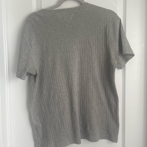 It’s a perfect oversized grey Tommy Hilfiger T-Shirt - Picture 5 of 5